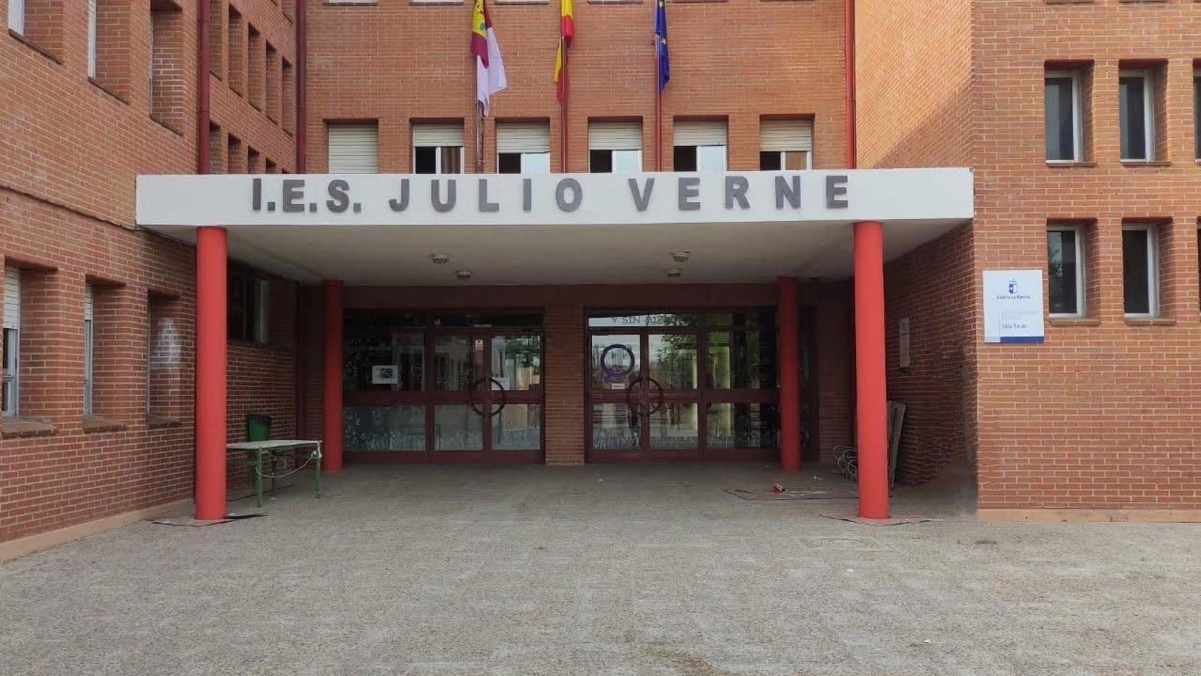 Tres hermanos jóvenes hostigan y atacan al director de estudios del instituto de Bargas (Toledo).