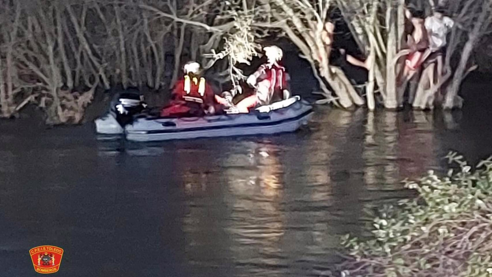 Cuatro jóvenes salvados mientras se aferraban a un árbol en el curso del río Alberche en Escalona (Toledo)