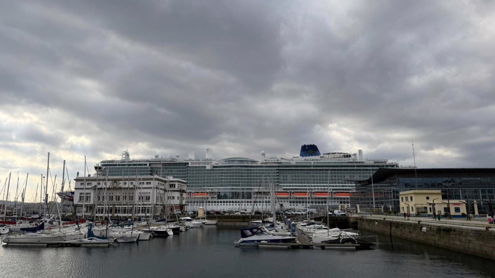 El Puerto de A Coruña da la bienvenida al sexto crucero del 2026, afectado por las tormentas.
