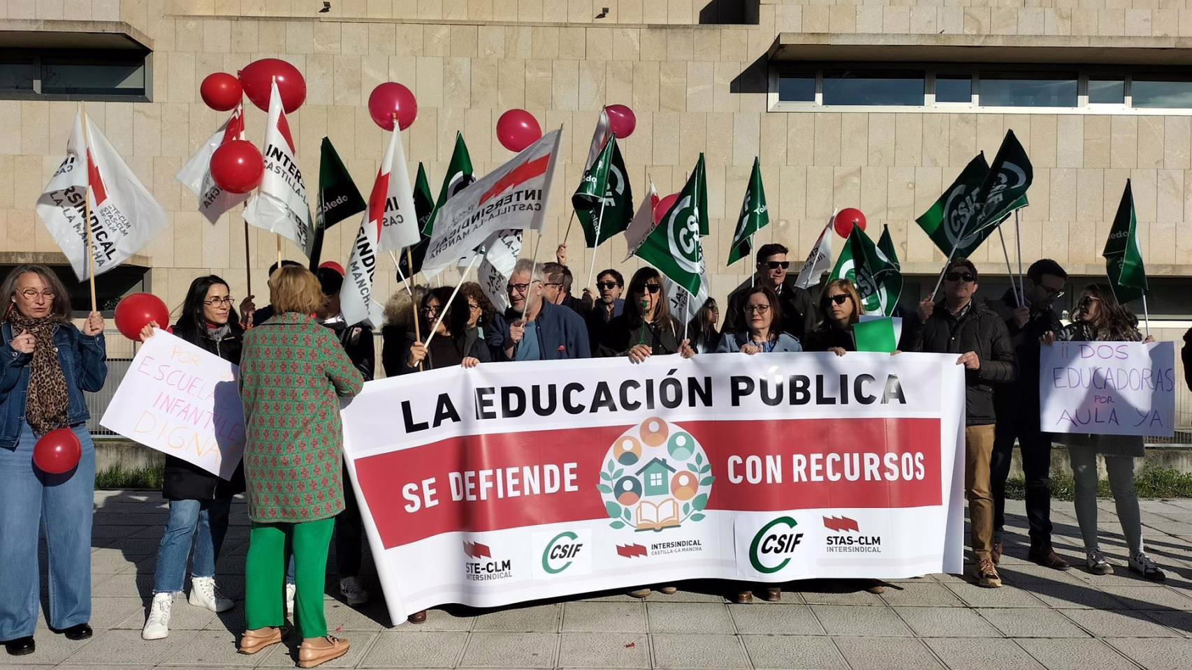 Los sindicatos se manifiestan contra el incremento de ratios en 38 guarderías públicas de Castilla-La Mancha.