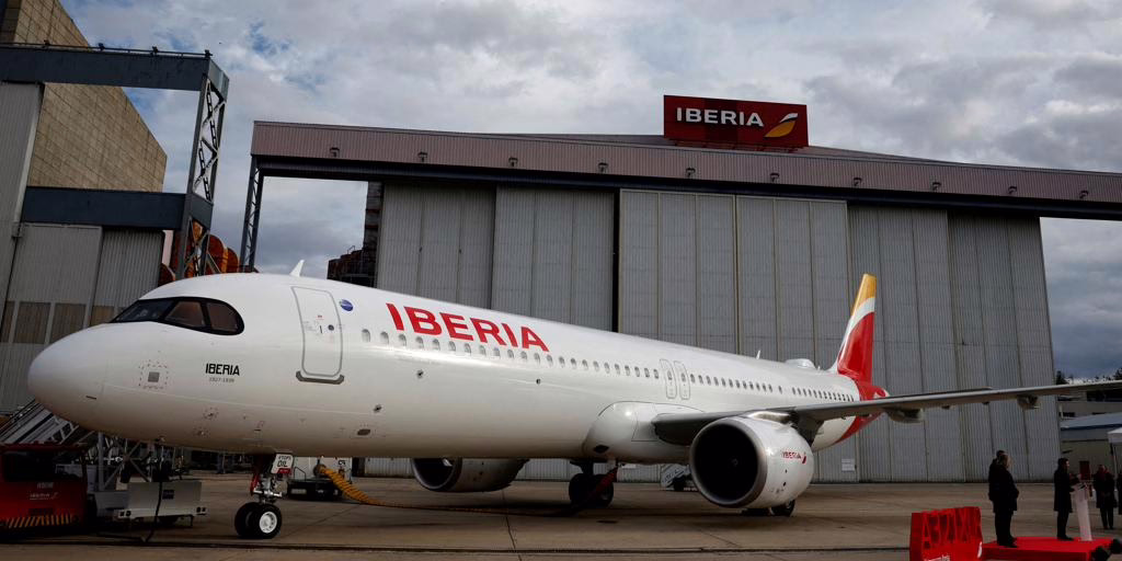 Iberia establece un tope de 99 euros en el precio del Puente Aéreo debido al incremento de pasajeros.