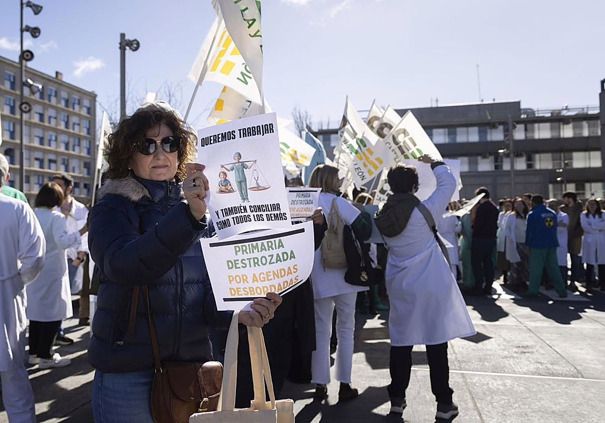 La semana de paro médico provoca la cancelación de 1.200 intervenciones y 59.000 citas médicas.
