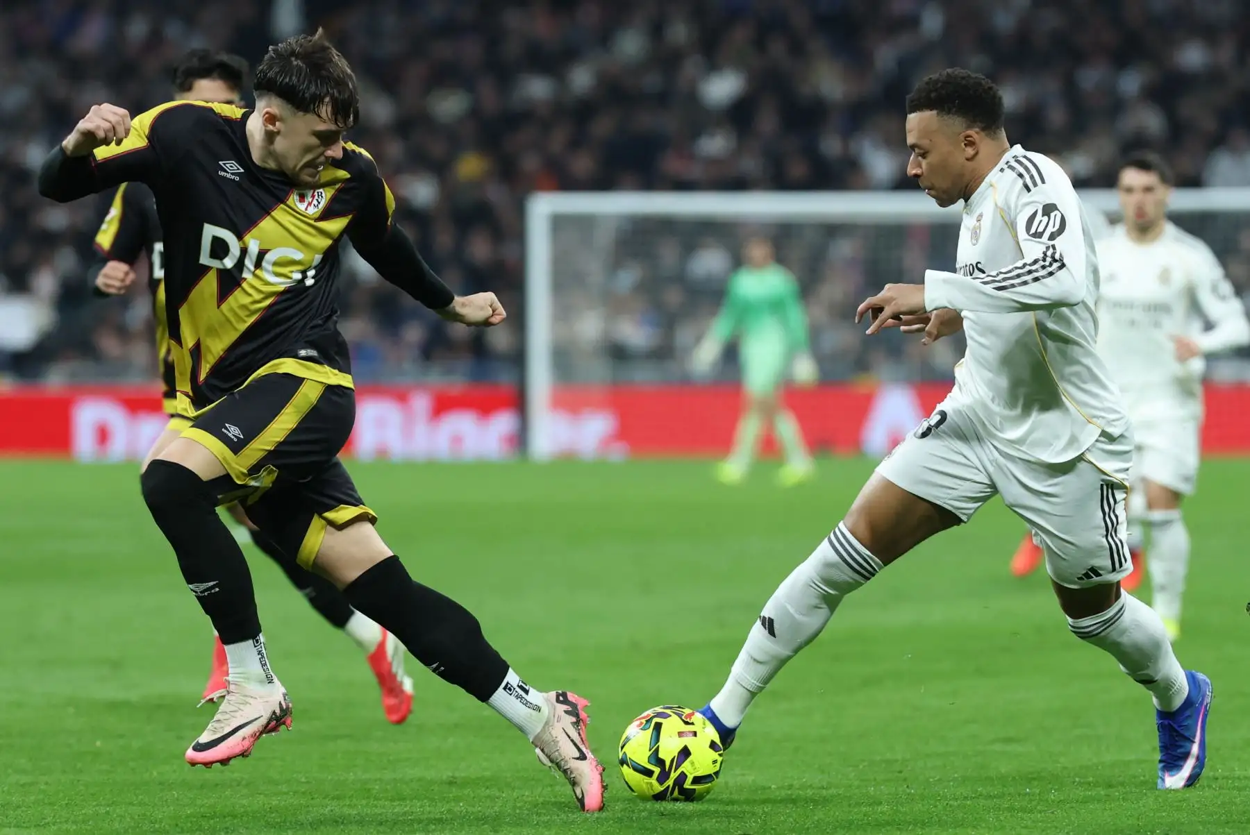 Kylian Mbappé y Andrei Ratiu luchan por el balón durante el partido.