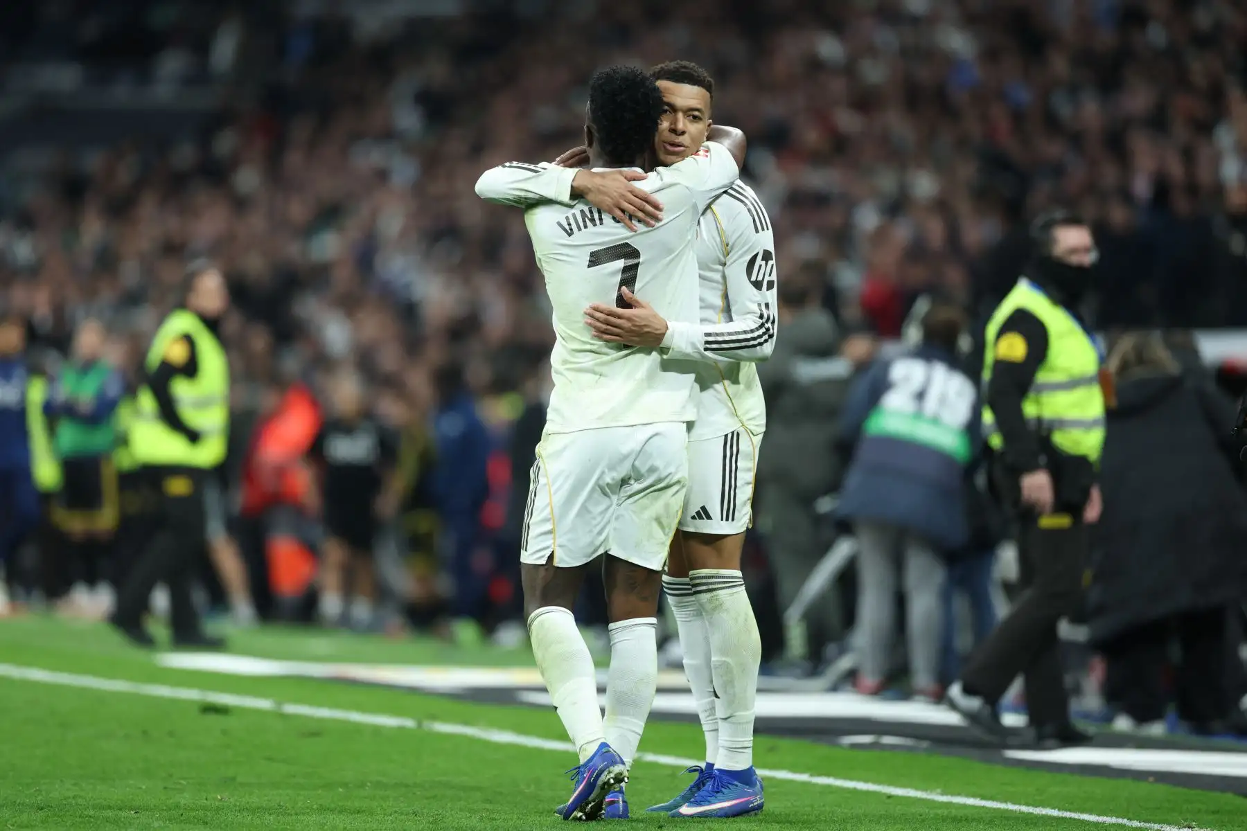 Kylian Mbappé y Vinicius Junior celebran el segundo gol del Real Madrid durante el partido.