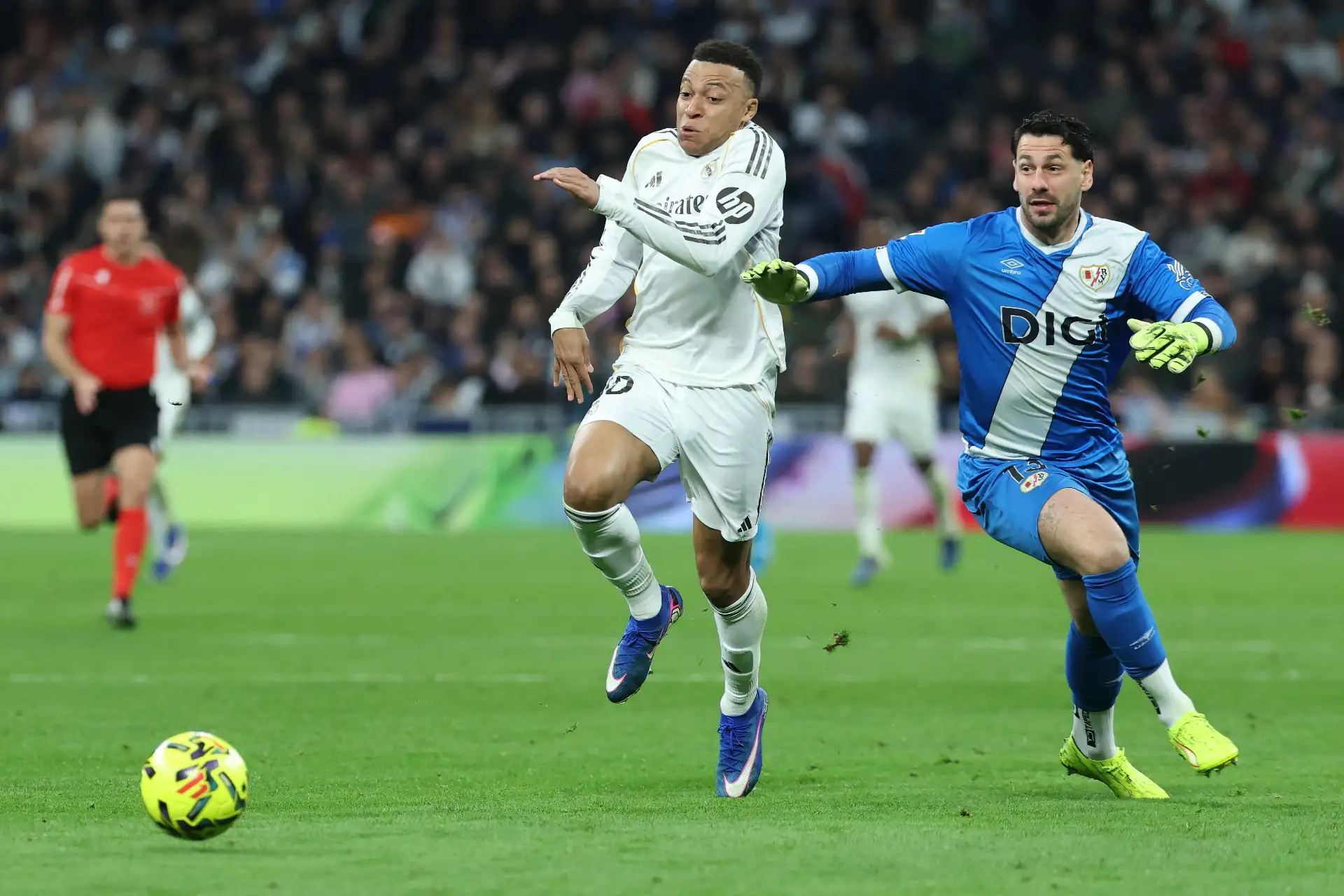 Kylian Mbappé compite por el balón con Augusto Batalla, el portero del Rayo Vallecano.