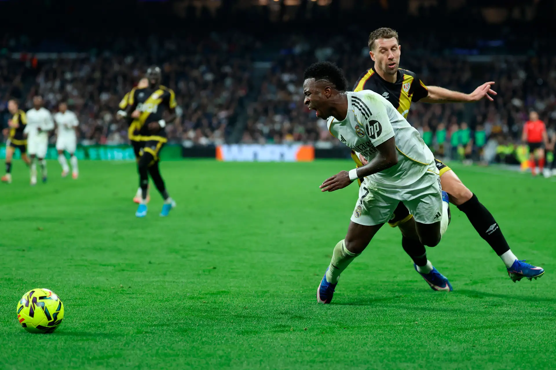 Vinicius Junior y Florian Lejeune disputan el balón durante el encuentro.
