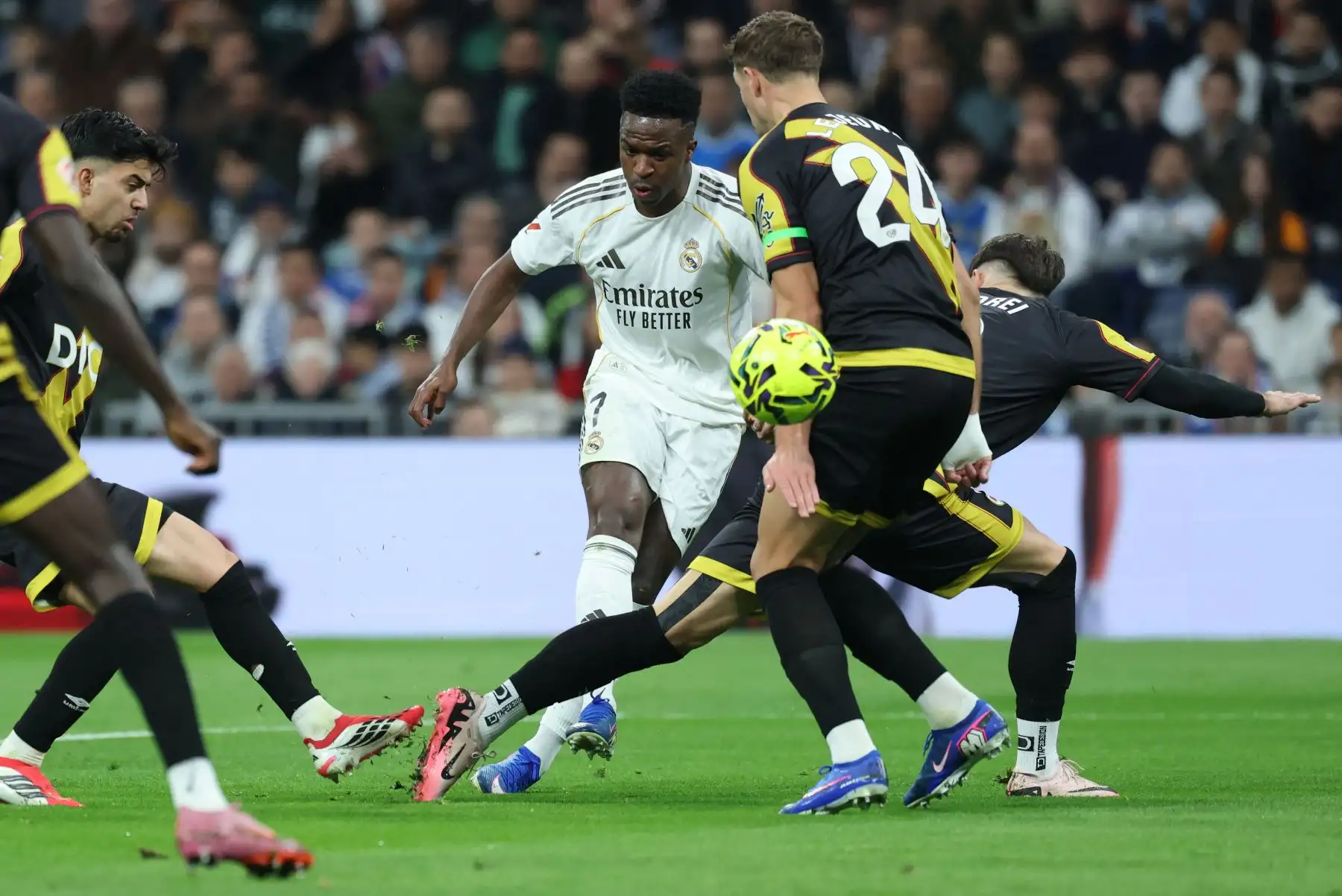 Vinicius Junior anota el primer gol del Madrid en el partido.