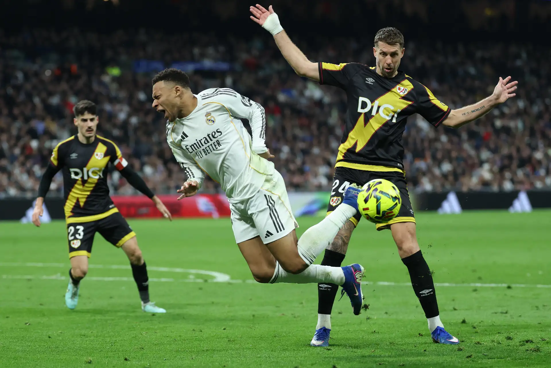 Florian Lejeune y Kylian Mbappé luchando por el balón.