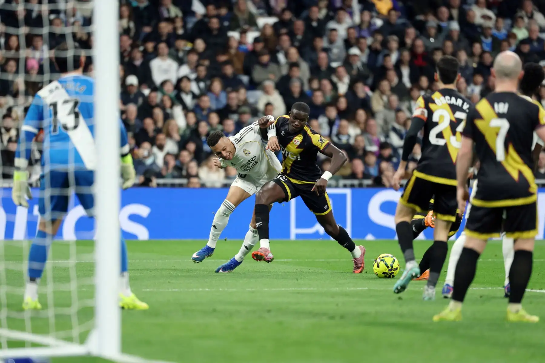 Kylian Mbappé discute una jugada con Nobel Mendy del Rayo Vallecano durante el partido.