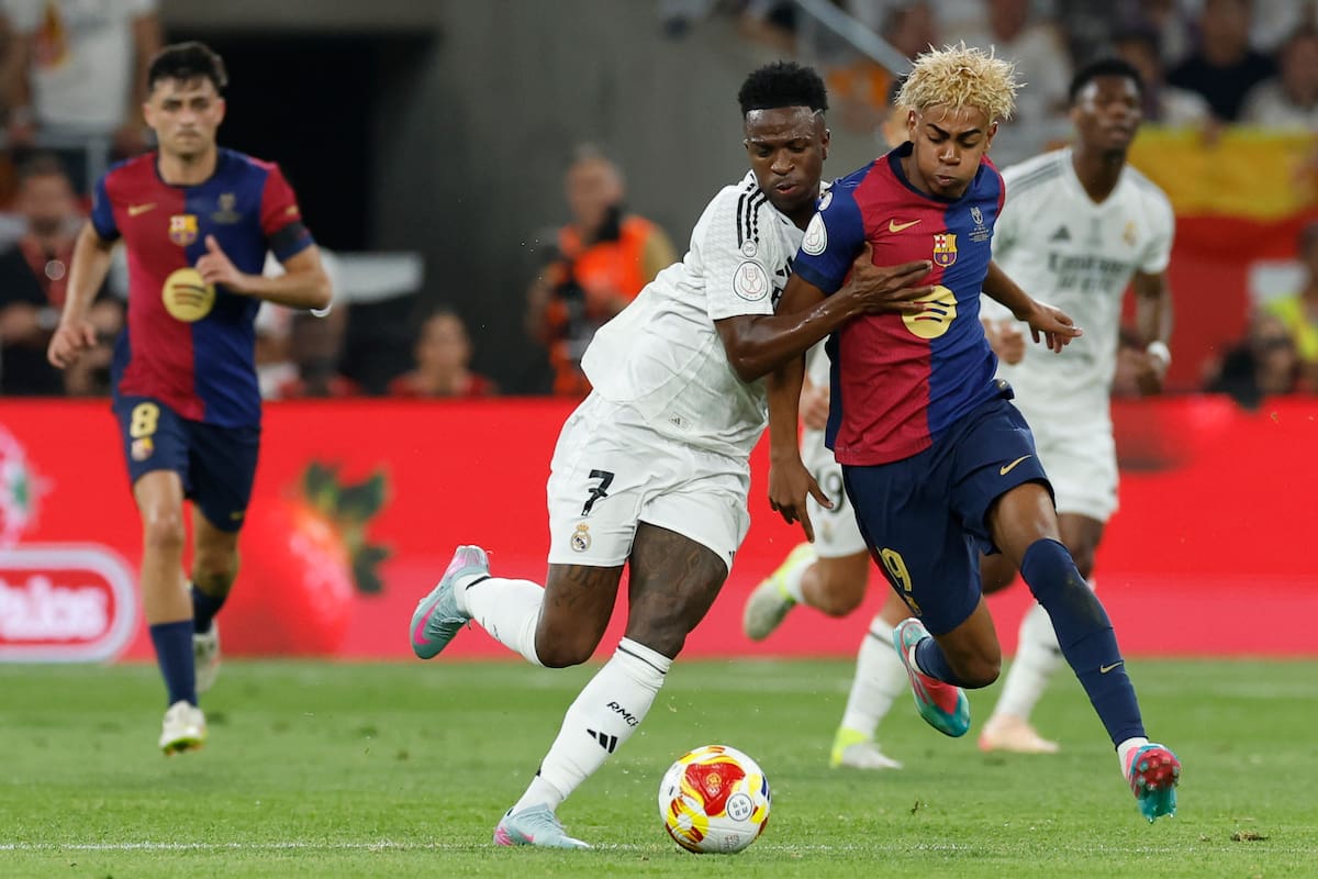 SEVILLA, 26/04/2025.- El delantero brasileño del Real Madrid Vinicius Jr. (i) lucha con Lamine Yamal, del FC Barcelona, durante la final de la Copa del Rey que disputaron Real Madrid y FC Barcelona en el estadio de La Cartuja, en Sevilla. EFE/Julio Muñoz
