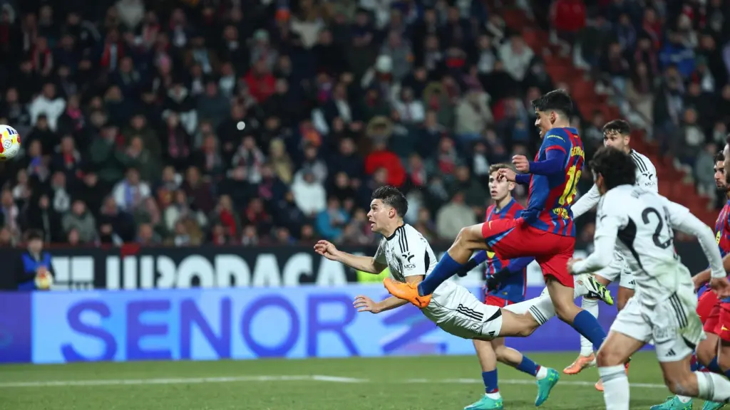 Javi Moreno remata en plancha para hacer el gol ante el Barcelona.