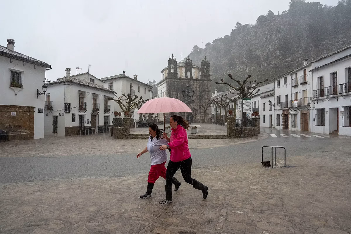 Advertencia de fuertes lluvias en Andalucía: última actualización sobre la borrasca Leonardo en vivo | La lluvia ha anegado varios municipios de Granada, dejando a varias personas aisladas en sus hogares.