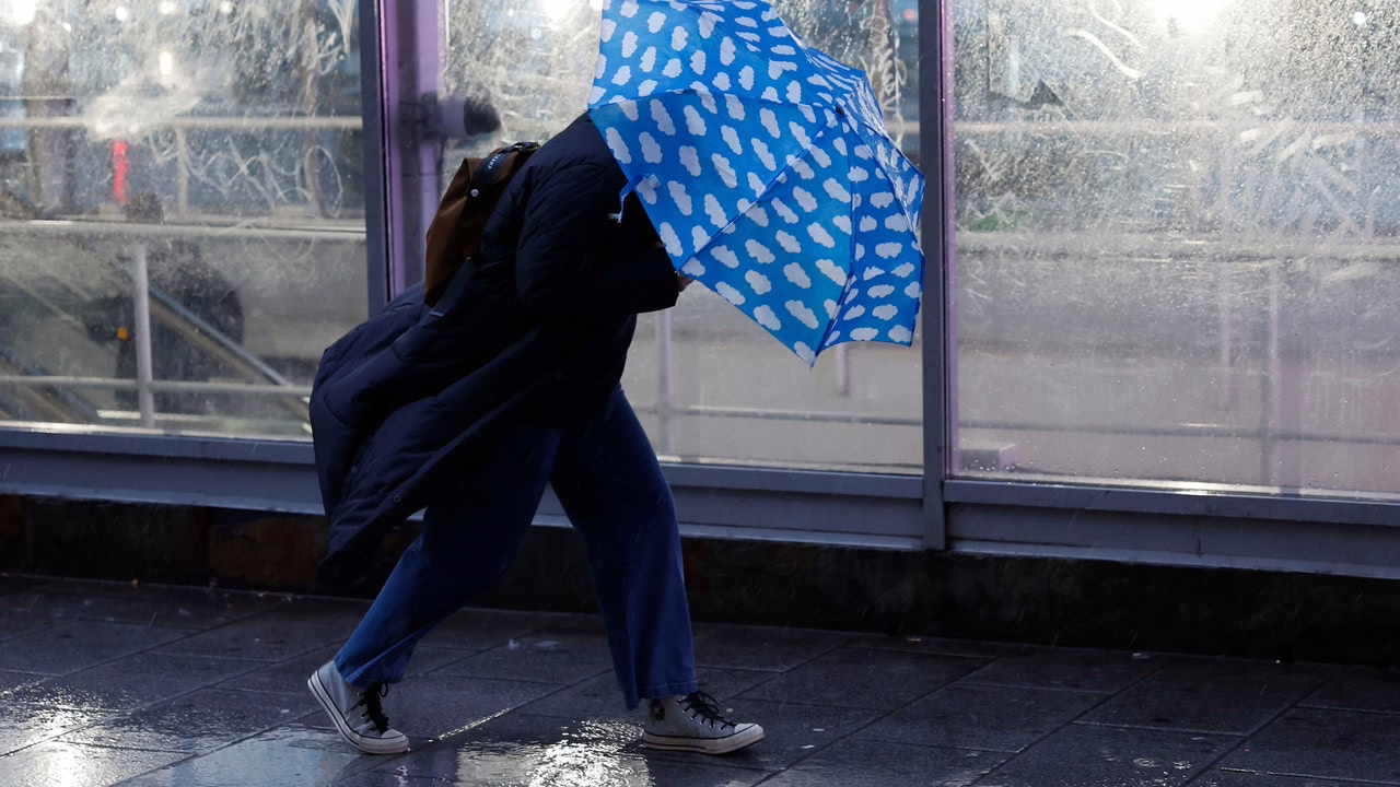 La tormenta Leonardo trae hoy vientos intensos junto con lluvia a Madrid.