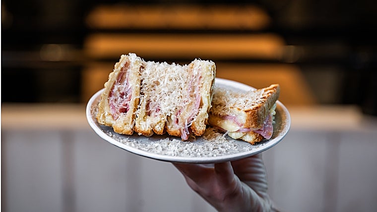 Súper mixto, tostado con doble jamón york, doble mix de quesos, lluvia de parmesano y AOVE, Tostado