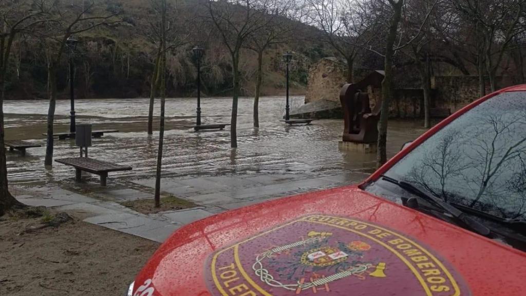 Los bomberos del Ayuntamiento han difundido imágenes de la crecida.