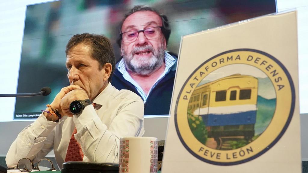 Carlos Prieto y, en la pantalla, el ingeniero de caminos Jaime Pallarol Simón durante la presentación de las soluciones técnicas