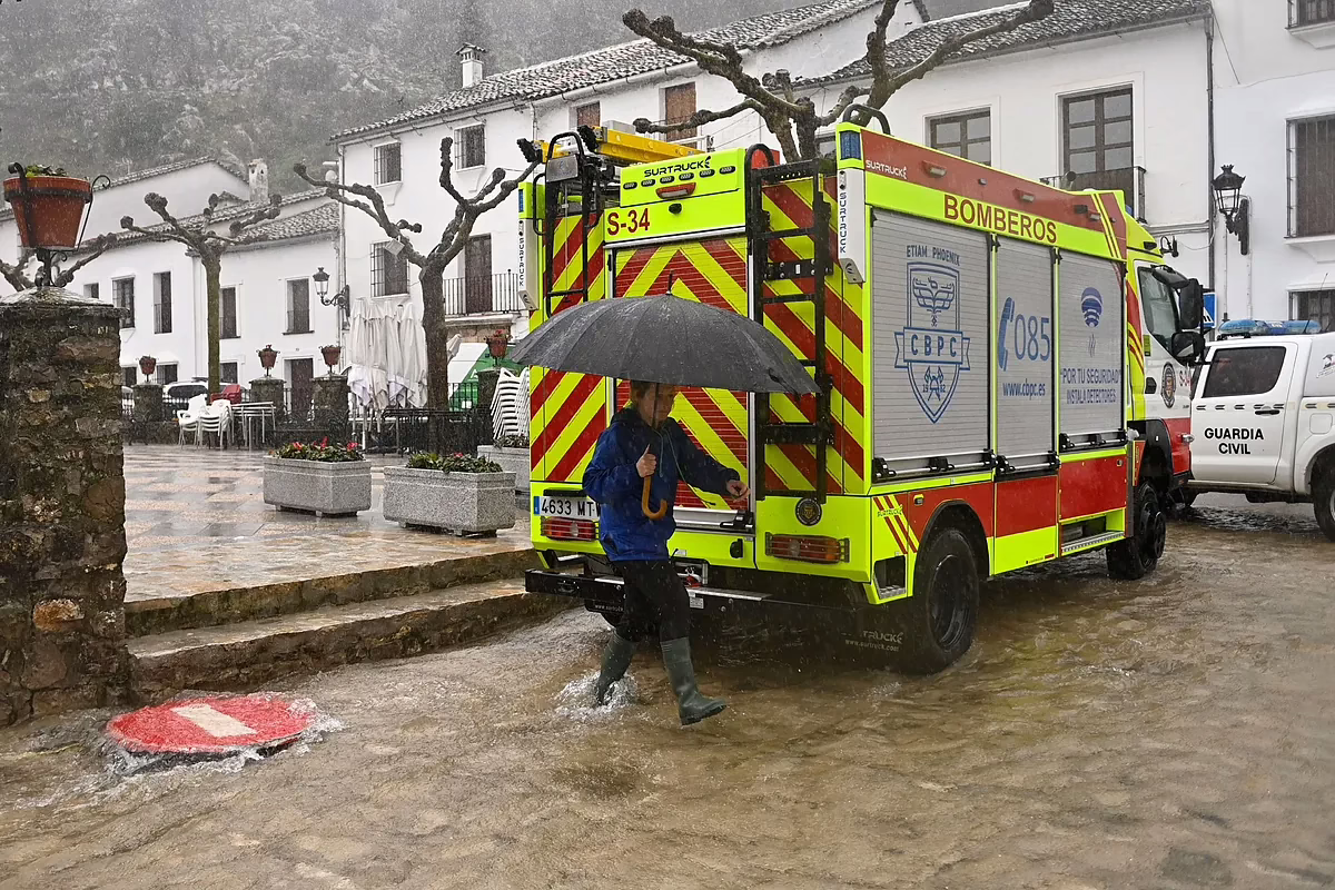 Últimas noticias sobre el temporal en España debido a la borrasca Marta: fuertes lluvias en directo | Trágico accidente en la sierra de Madrid deja una conductora fallecida tras colisionar con un quitanieves.