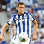 Luka Sucic, centrocampista de la Real Sociedad, controlando un balón durante un partido ante el Elche.