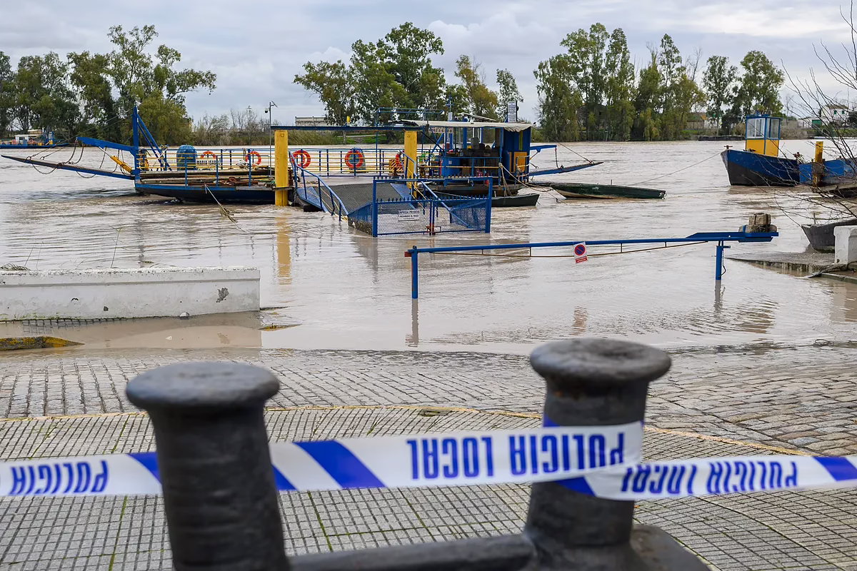 Crisis climática en España por la tormenta Marta: Actualización en vivo sobre las intensas lluvias y el estado del Guadalquivir, que se encuentra en alerta roja pero en declive gradual.