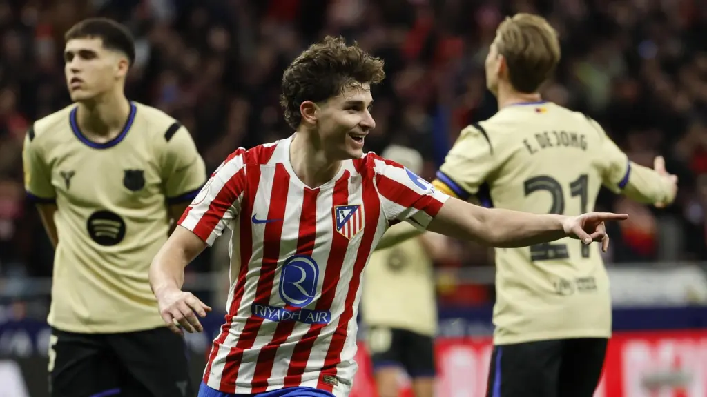 Julián Álvarez celebra su gol ante el Barça.