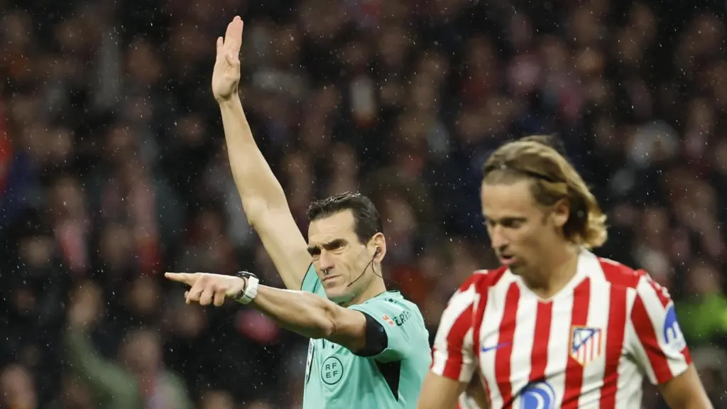 Martínez Munuera señala fuera de juego en el gol del Barcelona.