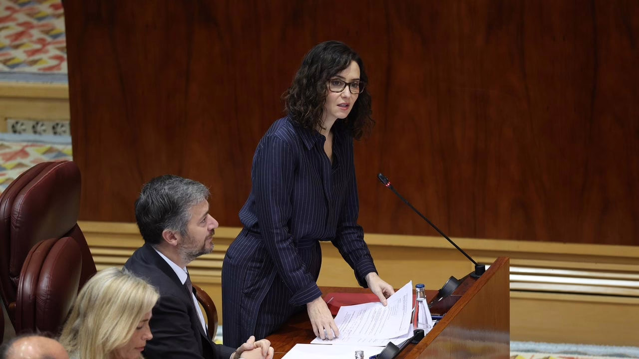 Ayuso solicita a Vox que no sabotee los gobiernos autonómicos, incluyendo el de Madrid, por motivos políticos.