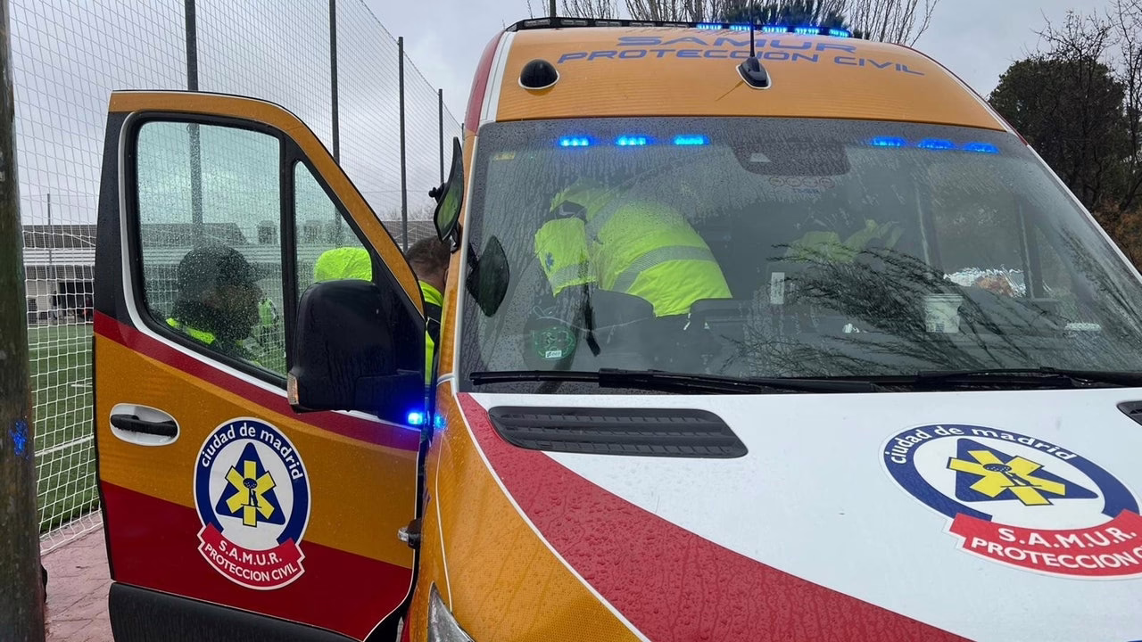 Cuatro jóvenes resultan heridos en Vallecas tras colisionar con un camión en la M-40.