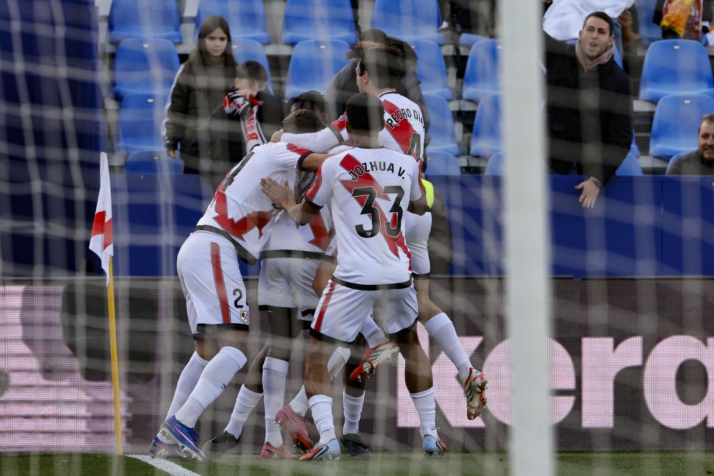 Los jugadores del Rayo Vallecano celebran su tercer gol al Atlético de Madrid.