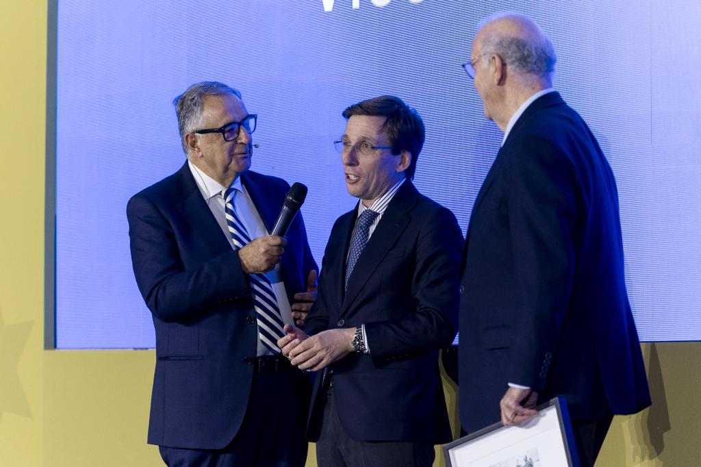 Martínez-Almeida, tomando la palabra en la entrega de la mención honorífica junto a Roberto Gómez y Vicente del Bosque.