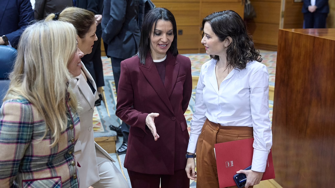 Ayuso critica a Más Madrid por sus campañas y se pregunta si la de “por huevos” alcanzó a “Koldo y Tito Berni”.