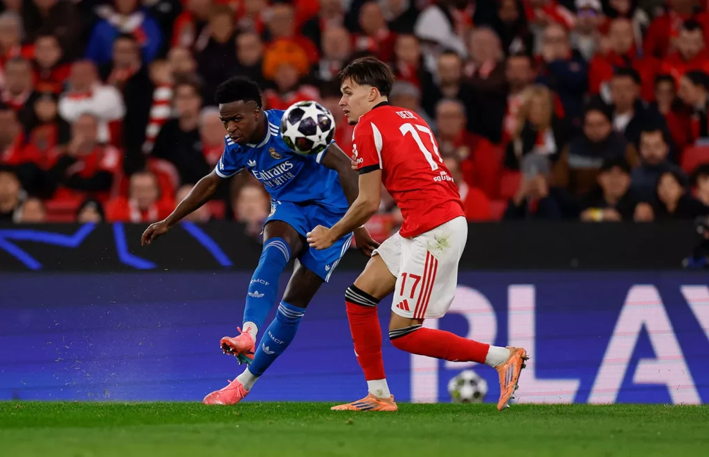 Vinicius chuta en su gol contra el Benfica en el partido de Champions League.