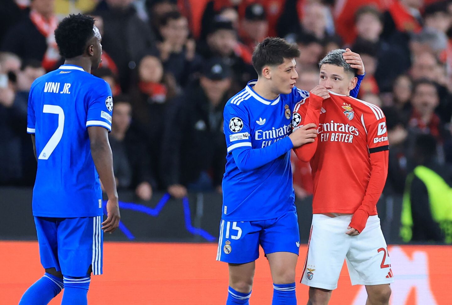 Gianluca Prestianni tapándose la boca enfrente de Vinicius Junior durante el Benfica vs. Real Madrid.