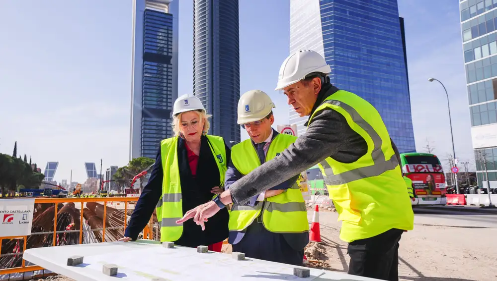 Martínez-Almeida y Paloma García Romero, durante su visita al proyecto