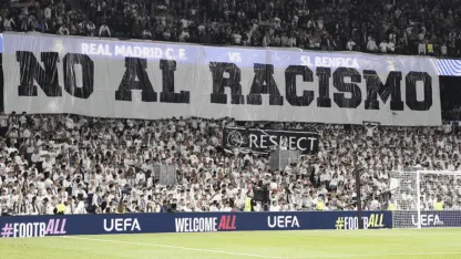 "No al racismo": fuerte bandera en el Bernabéu tras el escándalo 