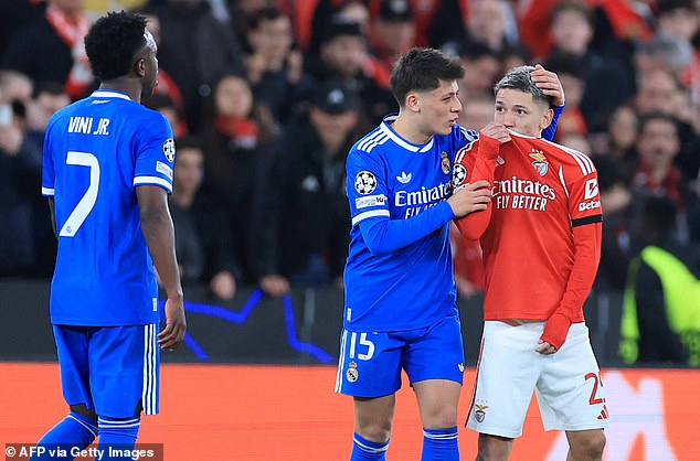 El famoso momento en el que Gianluca Prestianni se dirige a Vinicius Jnr (izquierda) desde detrás de su camiseta, lo que el brasileño considera racista