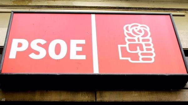 El PSOE demanda al PP una disculpa tras los agravios de una concejala hacia Pedro Sánchez en un mitin.