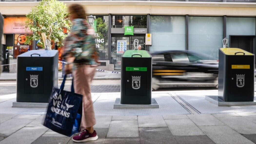 Más de 100 sanciones de hasta 1.100 euros en un mes por desechar basura fuera de los cubos en Madrid.