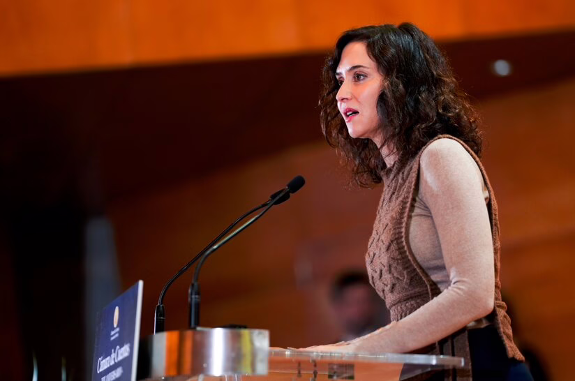 Ayuso denuncia que Sánchez intenta establecer un modelo de España basado en subsidios, deuda y confrontación institucional.