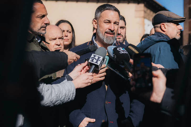 Abascal cuestiona a Ayuso por desestimar información sobre el origen de los delincuentes y señala al PP por adoptar la retórica de la izquierda.