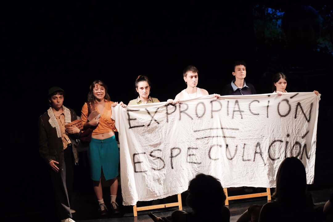 La crisis habitacional irrumpe en el Teatro del Barrio con una protesta comunitaria contra la especulación inmobiliaria.