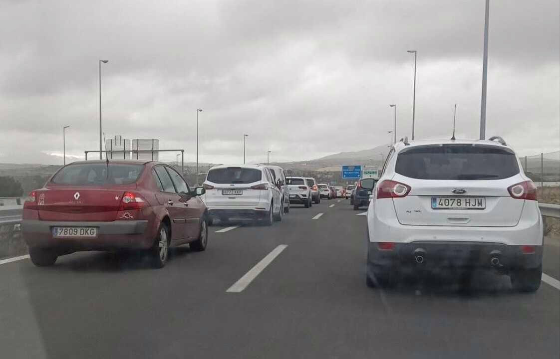 Intenso embotellamiento en la M-607 entre Tres Cantos y Colmenar Viejo debido a los trabajos de mejora.