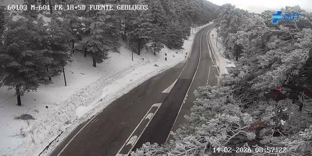 El mal tiempo bloquea los caminos hacia la sierra y obliga al cierre de parques en Madrid.