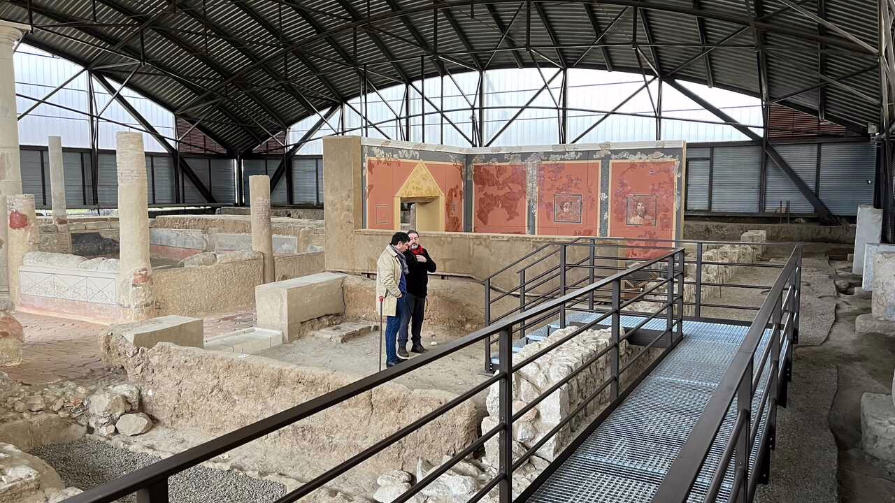 Recorridos por la Casa de los Grifos en Complutense.