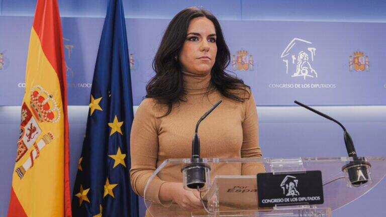 Vox critica a Junts por oponerse a su iniciativa de prohibir el burka y el nicab en España.