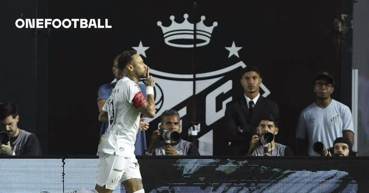 Neymar apoya a Vinicius bailando junto al córner tras marcar con Santos.