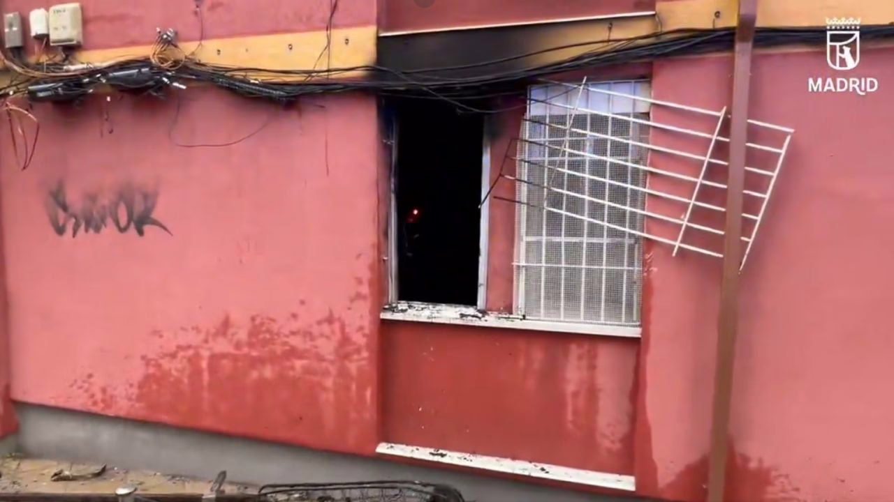 Un fuego en una casa en Latina provoca dos heridos graves por inhalación de humo.