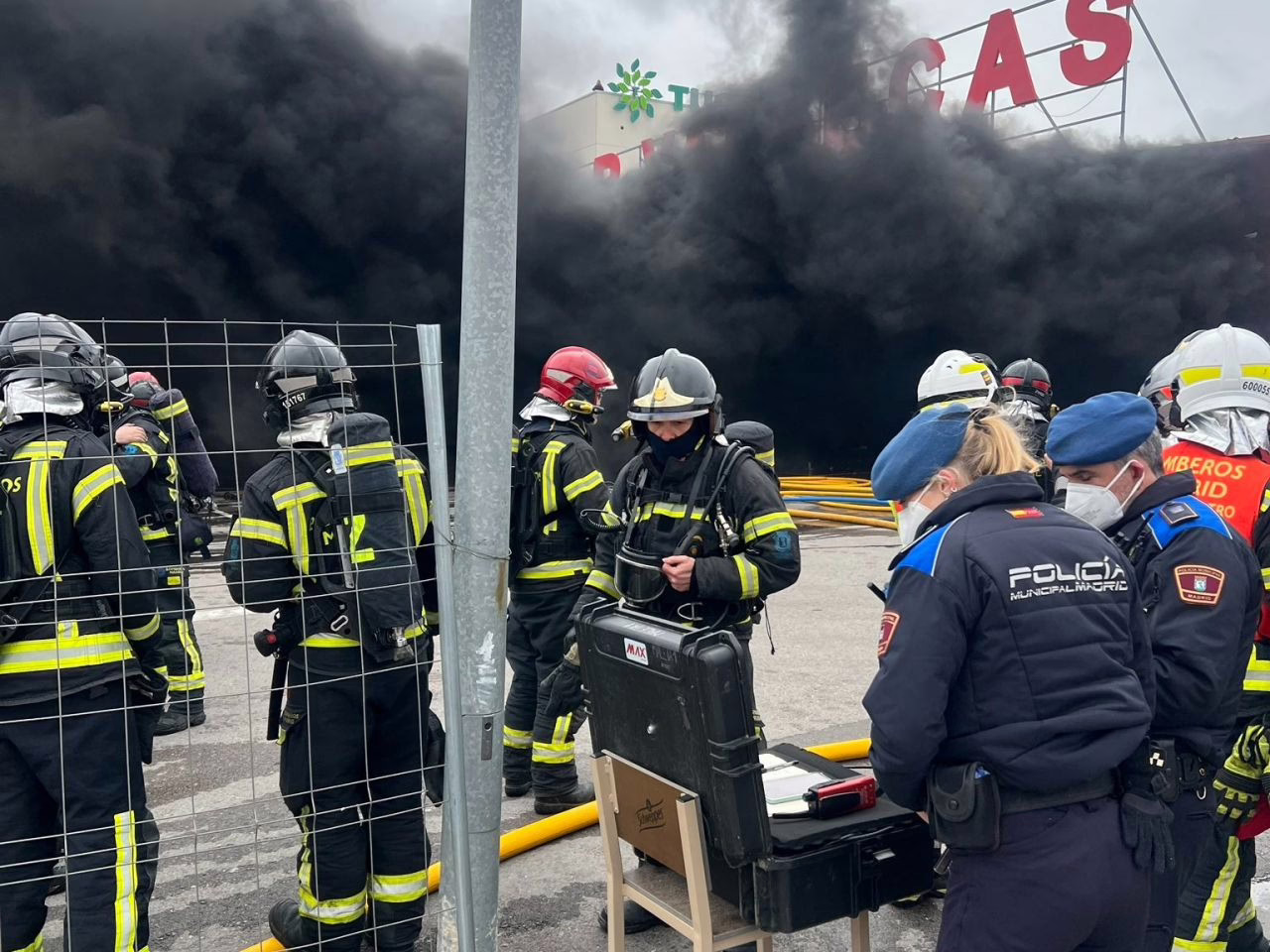 Impresionante nube de humo negro debido al fuego en un bazar en Villa de Vallecas.