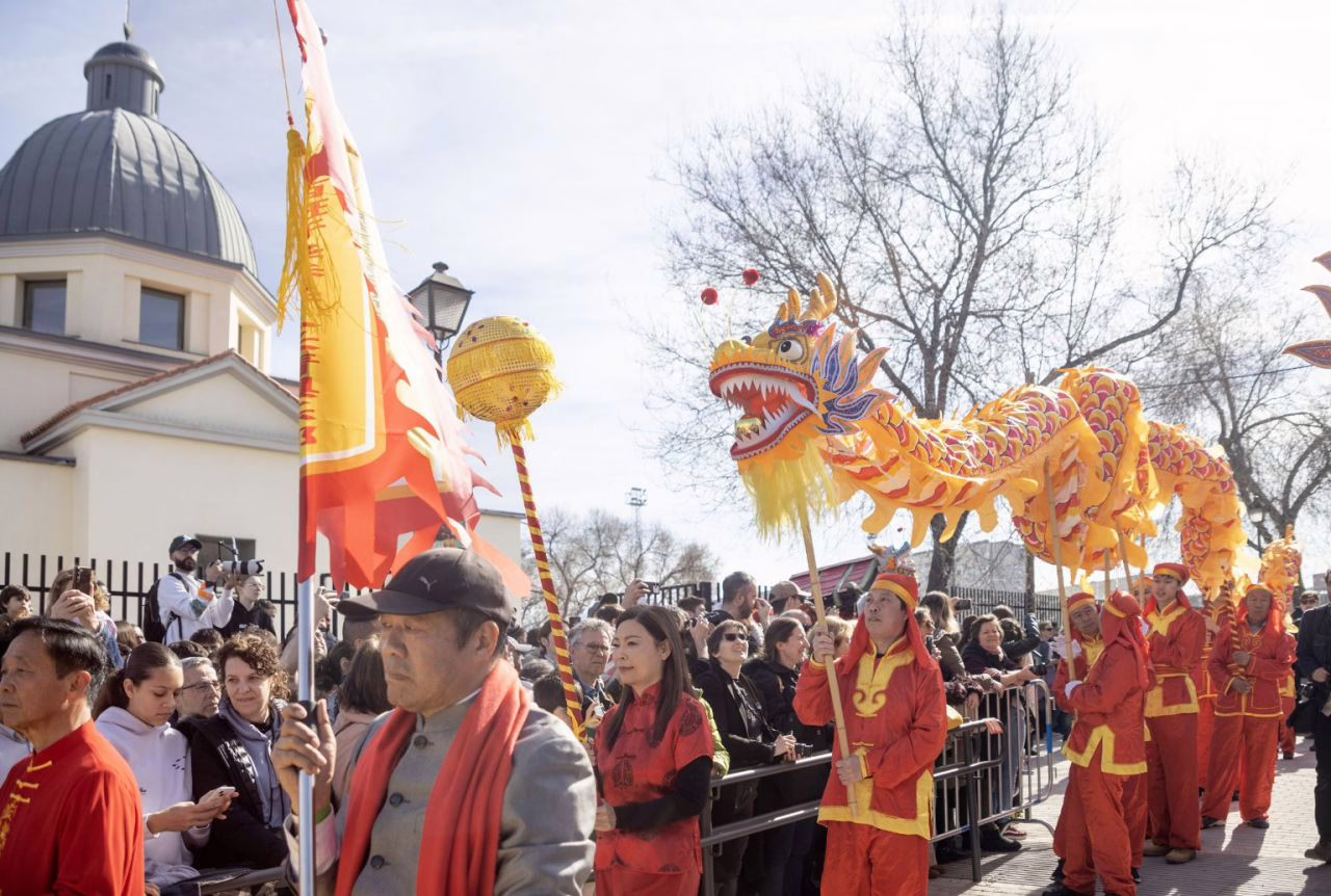 El espectacular desfile del Año Nuevo chino atrae a más de 100,000 asistentes en Usera.