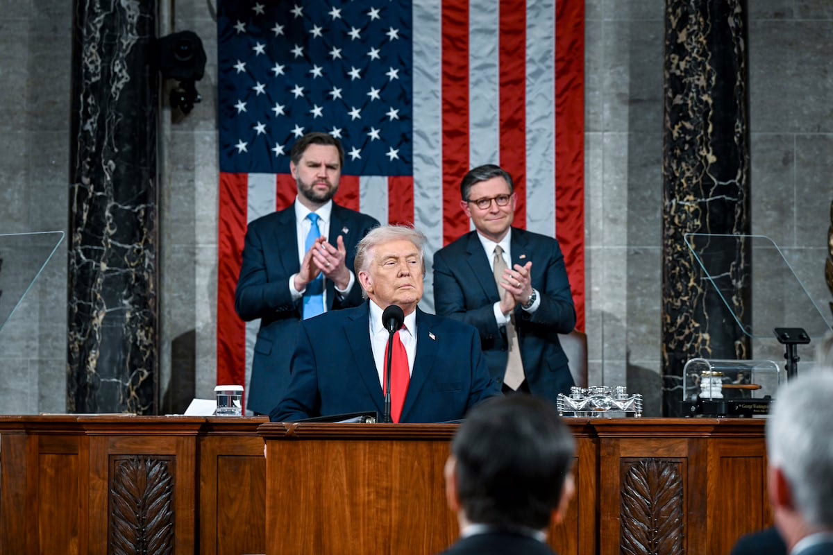 Trump magnifica sus éxitos y critica a los demócratas en el discurso del Estado de la Unión más extenso jamás realizado.