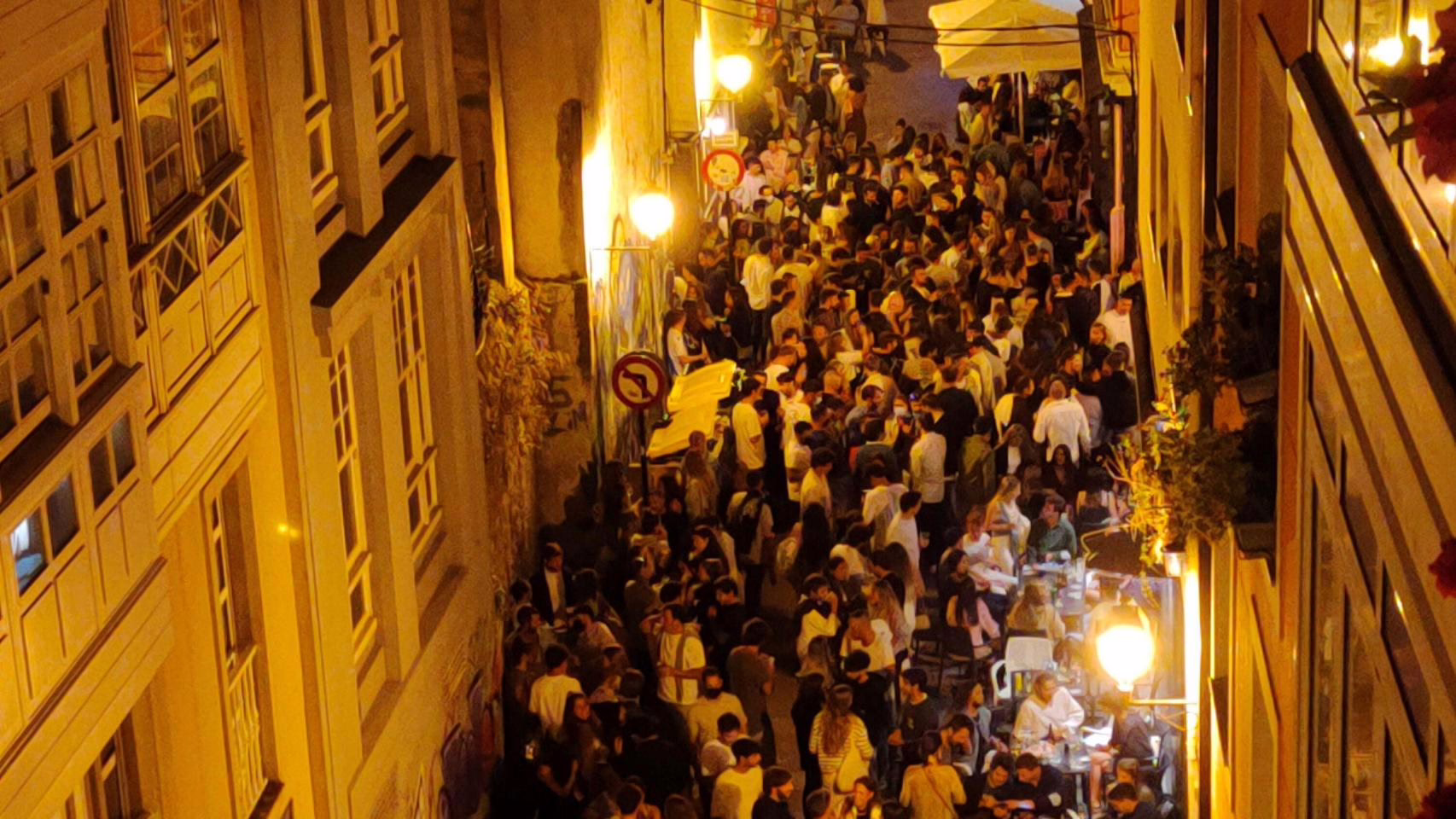 Los residentes del Orzán en A Coruña piden que las terrazas cierren a las 23:30 durante todo el año.